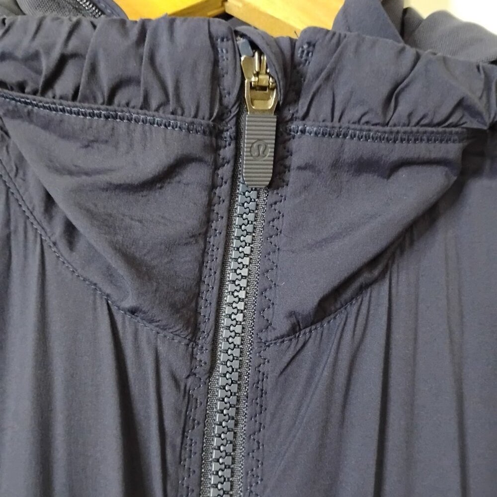 Lululemon Women’s Navy Blue Such A Cinch Water Repellent Rain Jacket Size 10 - Picture 3 of 7